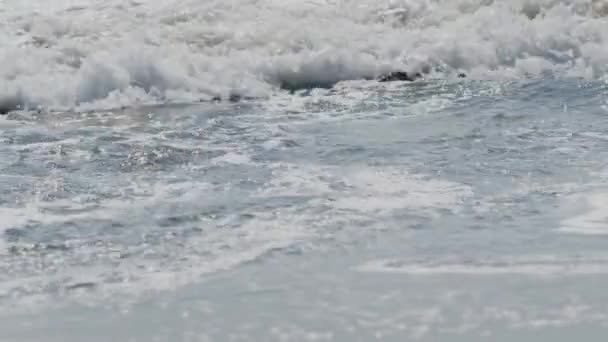 Mesmerizing Slow Motion Filmación Las Olas Del Océano Estrellándose Stock — Vídeos de Stock