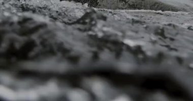 Büyüleyici Yakın Çekim: Nehrin Yavaş Akıntısı Güzel ve Çarpıcı Kayalar Arasında