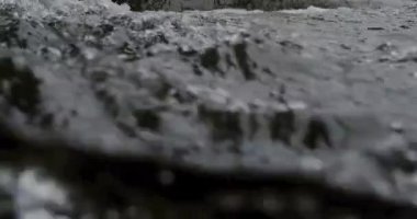 Büyüleyici Yakın Çekim: Nehrin Yavaş Akıntısı Güzel ve Çarpıcı Kayalar Arasında