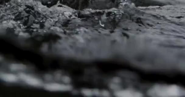 Faszinierende Nahaufnahme Zeitlupenfluss Der Flussströmung Durch Schöne Und Atemberaubende Felsen — Stockvideo
