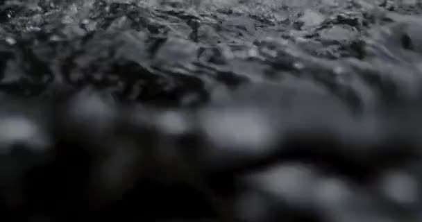 吸引人的特写 河流流经美丽而陡峭的岩石的慢流 — 图库视频影像