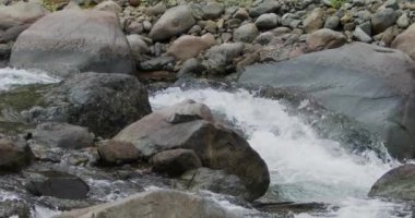 Büyüleyici Yakın Çekim: Sersemletici Kayalar Arasında Yavaş Akım