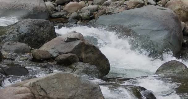 Podmanivý Close Pomalý Pohyb Toku Proudu Řeky Přes Ohromující Skály — Stock video