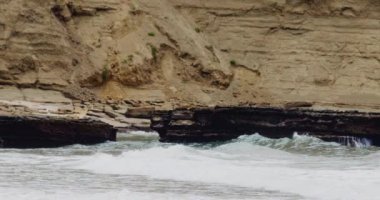 Doğanın saf gücünü ve dingin güzelliğini yavaş çekim dalgalarının kayalık bir sahile çarptığı büyüleyici, yüksek kaliteli stok görüntülerimizle yaşayın. Enfes detaylar ve canlı renkler büyüleyici bir izleme deneyimi sunuyor..