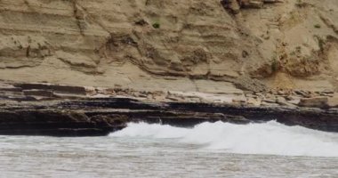 Doğanın saf gücünü ve dingin güzelliğini yavaş çekim dalgalarının kayalık bir sahile çarptığı büyüleyici, yüksek kaliteli stok görüntülerimizle yaşayın. Enfes detaylar ve canlı renkler büyüleyici bir izleme deneyimi sunuyor..