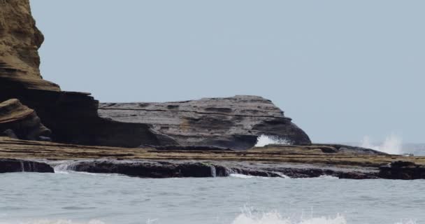 Doğanın Saf Gücünü Dingin Güzelliğini Yavaş Çekim Dalgalarının Kayalık Bir — Stok video