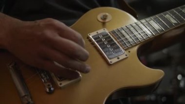 Rock müziğinin ham enerjisini ve tutkusunu yüksek çözünürlüklü 4K stok görüntülerimizle yaşayın, canlı performans sırasında müzisyenlerin ve enstrümanlarının detaylı yakın planlarını sunuyoruz. Davulların titreşimli ritminden şiddetli tıngırtıya.
