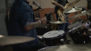 Rock müziğinin ham enerjisini ve tutkusunu yüksek çözünürlüklü 4K stok görüntülerimizle yaşayın, canlı performans sırasında müzisyenlerin ve enstrümanlarının detaylı yakın planlarını sunuyoruz. Davulların titreşimli ritminden şiddetli tıngırtıya.