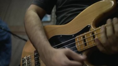 Rock müziğinin ham enerjisini ve tutkusunu yüksek çözünürlüklü 4K stok görüntülerimizle yaşayın, canlı performans sırasında müzisyenlerin ve enstrümanlarının detaylı yakın planlarını sunuyoruz. Davulların titreşimli ritminden şiddetli tıngırtıya.