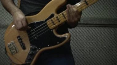 Rock müziğinin ham enerjisini ve tutkusunu yüksek çözünürlüklü 4K stok görüntülerimizle yaşayın, canlı performans sırasında müzisyenlerin ve enstrümanlarının detaylı yakın planlarını sunuyoruz. Davulların titreşimli ritminden şiddetli tıngırtıya.