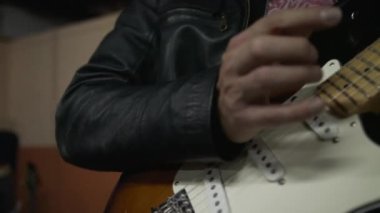 Rock müziğinin ham enerjisini ve tutkusunu yüksek çözünürlüklü 4K stok görüntülerimizle yaşayın, canlı performans sırasında müzisyenlerin ve enstrümanlarının detaylı yakın planlarını sunuyoruz. Davulların titreşimli ritminden şiddetli tıngırtıya.