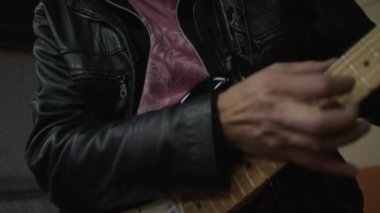 Rock müziğinin ham enerjisini ve tutkusunu yüksek çözünürlüklü 4K stok görüntülerimizle yaşayın, canlı performans sırasında müzisyenlerin ve enstrümanlarının detaylı yakın planlarını sunuyoruz. Davulların titreşimli ritminden şiddetli tıngırtıya.