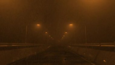 Yağmur arkaplanı, köprüye gece yağmuru ve sıcak sarı ışık
