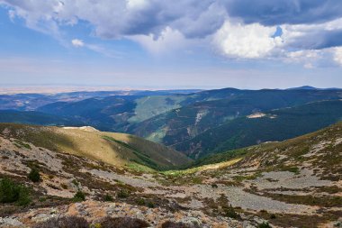 Burgos 'taki San Millan dağından beri manzara. 2,131 metre yüksekliğiyle San Millan zirvesi Burgos eyaletinin en yüksek yüksekliğidir. Castilla y Leon topluluğunda yer almaktadır (İspanya)