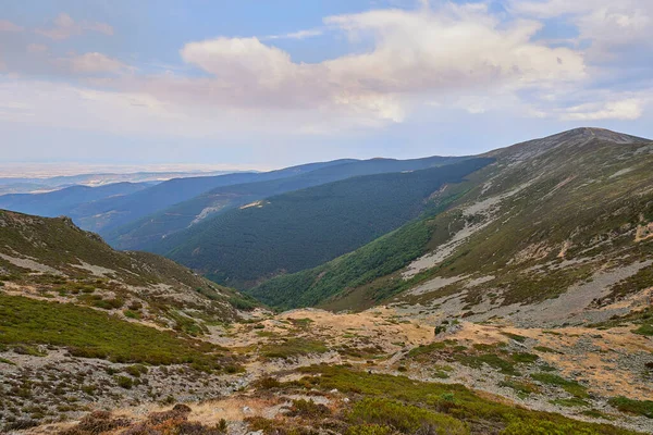 Burgos 'taki San Millan dağından beri manzara. 2,131 metre yüksekliğiyle San Millan zirvesi Burgos eyaletinin en yüksek yüksekliğidir. Castilla y Leon topluluğunda yer almaktadır (İspanya)