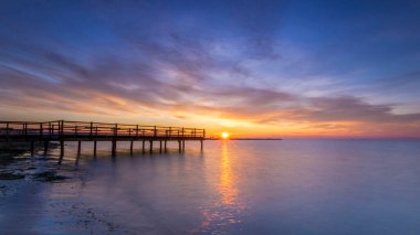 Santa Pola plajı, iskeleli ve güzel bir gün doğumu. Santa Pola şehrindeki Akdeniz sahili manzarası. İspanya 'nın başkenti Alicante, Valencia' da yer almaktadır..
