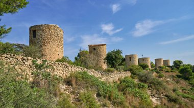 Molins de la Plana, 15. ve 18. yüzyıllar arasında İspanya 'nın Javea kentindeki Montgo doğal parkında inşa edilmiş yel değirmenleri.