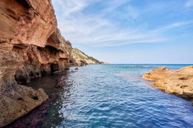 Cova Tallada, Javea 'da. Montg doğal parkındaki deniz mağarası. Burada şnorkelle yüzebilirsin. Jvea, Alicante, Valensiyalı cemaati, İspanya.