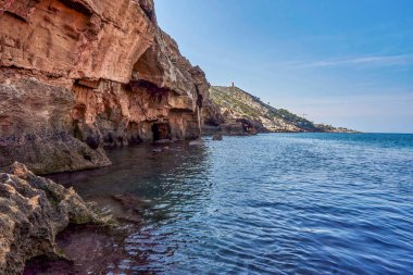 Cova Tallada, Javea 'da. Montg doğal parkındaki deniz mağarası. Burada şnorkelle yüzebilirsin. Jvea, Alicante, Valensiyalı cemaati, İspanya.