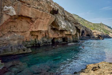 Cova Tallada, Javea 'da. Montg doğal parkındaki deniz mağarası. Burada şnorkelle yüzebilirsin. Jvea, Alicante, Valensiyalı cemaati, İspanya.