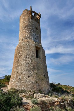 Denia 'daki Montgo doğal parkında Torre del Gerro. Sahili korsan saldırılarından korumak için 16. yüzyılda inşa edilmiş bir gözetleme kulesi. Denia, Alicante, İspanya