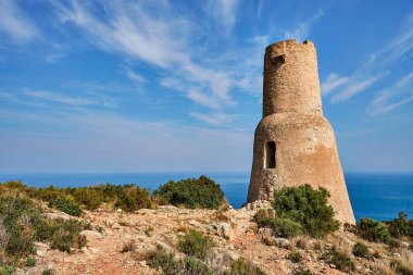 Denia 'daki Montgo doğal parkında Torre del Gerro. Sahili korsan saldırılarından korumak için 16. yüzyılda inşa edilmiş bir gözetleme kulesi. Denia, Alicante, İspanya
