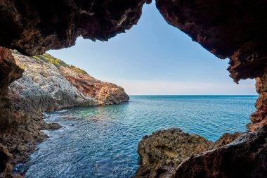 Cova Tallada, Javea 'da. İspanya 'nın Javea eyaletindeki Montgo doğal parkındaki deniz mağarası. Burada şnorkelle yüzebilirsin..