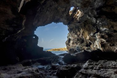 Cova Tallada, Javea 'da. İspanya 'nın Javea eyaletindeki Montgo doğal parkındaki deniz mağarası. Burada şnorkelle yüzebilirsin..