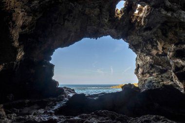 Cova Tallada, Javea 'da. İspanya 'nın Javea eyaletindeki Montgo doğal parkındaki deniz mağarası. Burada şnorkelle yüzebilirsin..