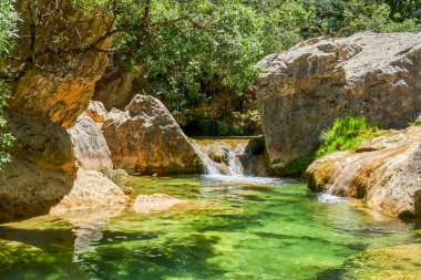 Segura de la Sierra. Endülüs 'teki geleneksel İspanyol köyü. Cazorla, Segura ve Las Villas, La Iruela, Jaen, İspanya Doğal Parkı 'nda yer alır.