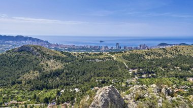 Benidorm şehri, arka planda dağlar ve deniz olduğundan beri. Akdeniz kıyısı manzarası. Valencian topluluğunda yer alan Alicante, İspanya