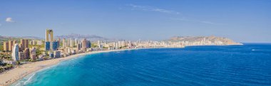 Gökdelenleri ve plajlarıyla Bendiyurt şehrinin panoraması. Costa Blanca 'nın başkenti olarak kabul edilir. Benidorm 'da, Alicante, İspanya.
