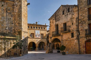 Horta de Sant Joan. Kilisesi ve belediye binası olan eski bir kasaba. Terra Alta, Tarragona ili, Katalonya, İspanya