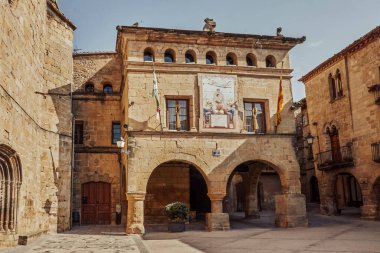 Horta de Sant Joan. Kilisesi ve belediye binası olan eski bir kasaba. Terra Alta, Tarragona ili, Katalonya, İspanya