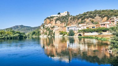 Dağlar ve Ebro nehri ile çevrili Miravet 'in eski küçük köyü. Tarragona 'da Katalonya bölgesi, İspanya