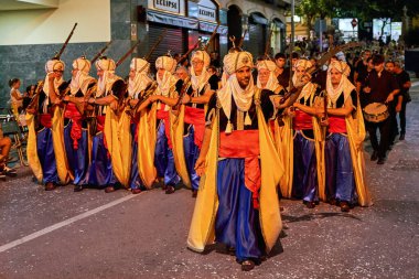 Crevillente Alicante İspanya 10 07 2023: Crevillente 'de Moors ve Hristiyan festivalleri. 15. yüzyılın anısına düzenlenen geçit töreni Moors ve Hristiyanlar arasındaki yeniden fethetme savaşları..