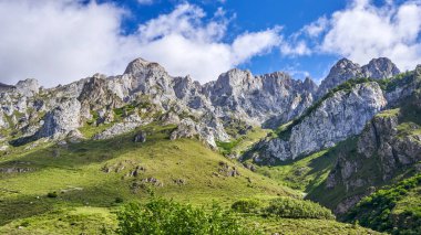 İber Yarımadası 'nın kuzeyinde yer alan Picos de Europa Ulusal Parkı, Cantabrian Dağları' nda ve Asturias, Len ve Cantabria arasında yer almaktadır. İspanya, Cantrabria 'da