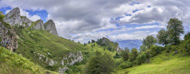 İber Yarımadası 'nın kuzeyinde yer alan Picos de Europa Ulusal Parkı, Cantabrian Dağları' nda ve Asturias, Len ve Cantabria arasında yer almaktadır. İspanya, Cantrabria 'da