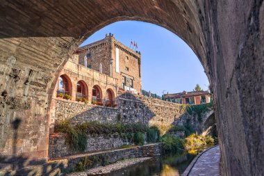 Önünde Deva Nehri ve arkasında Torre del Infantado olan Potes kasabası. Liebana bölgesinde, Cantabria, İspanya.