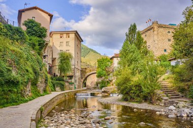 Önünde Deva Nehri ve arkasında Torre del Infantado olan Potes kasabası. Liebana bölgesinde, Cantabria, İspanya.