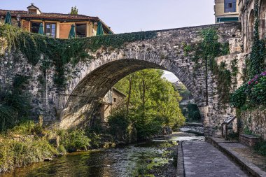 Potes Ortaçağ kasabası köprüsü ve Deva Nehri 'nin yolu üzerinde. Liebana bölgesinde, Cantabria, İspanya.