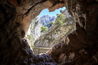 Picos de Europa ulusal parkında Leon ve Asturias eyaletleri arasında bulunan Cares yolu. Asturias, İspanya.