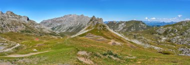Aile Picos de Europa Ulusal Parkı 'nda yürüyor. Pea Olvidada Dağı solda. Fuente de, Cantabria, İspanya