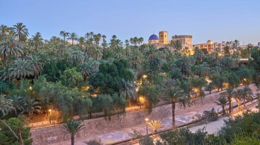 Elche Sarayı 'nın panoramik manzarası ve Altamira Kalesi' nin manzarası ve Valensiyalı Cemaati Alicante, Elche, İspanya 'daki Santa Mara Bazilikası' nın mavi kubbesi..