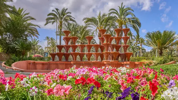 Elche 'deki El Palmeral belediye parkının içindeki çeşme. (eskiden Elche 'nin Glorieta' sında) Alicante, İspanya