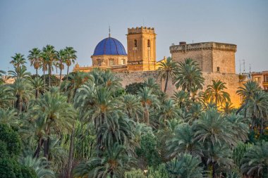 Elche Sarayı 'nın panoramik manzarası ve Altamira Kalesi' nin manzarası ve Valensiyalı Cemaati Alicante, Elche, İspanya 'daki Santa Mara Bazilikası' nın mavi kubbesi..