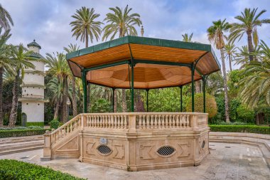 Dovecote kulesi ve tapınağı Elche belediye parkında, Alicante, Valensiyalı cemaati. İspanya. Avrupa.