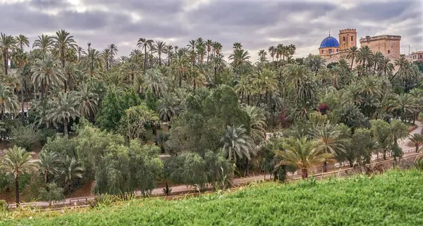 Elche Sarayı 'nın panoramik manzarası ve Altamira Kalesi' nin manzarası ve Valensiyalı Cemaati Alicante, Elche, İspanya 'daki Santa Mara Bazilikası' nın mavi kubbesi..