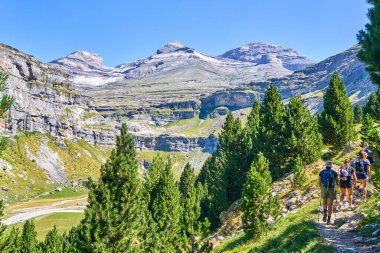 Ordesa ve Monte Perdido Doğal Parkı 'nda bir grup kadın yürüyüşçü. Caballo Şelalesi arka planda, Pireneler, İspanya.