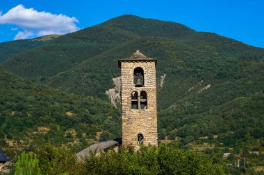 Oto 'daki San Saturnino Kilisesi. Romanca üç bölümden oluşuyor, dördüncüsü daha sonra ve 17. yüzyıldan kalan son tarihler. Oto, İspanya 'nın Aragon eyaletinde yer almaktadır..